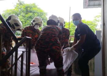 ANGGOTA bomba membawa turun seorang lelaki dengan berat 140 kg dari tingkat empat sebuah pangsapuri di Lorong Pandan, Melaka.
