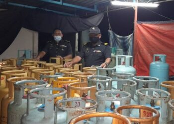 PENGUATKUASA KPDN Negeri Sembilan memeriksa tong LPG dalam serbuan di sebuah stor di Kampung Bemban, Mambau, Seremban.