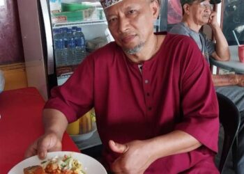 SIPON SAWAB  menunjukkan hidangan berlauk ikan atau ayam berharga RM5 di Kampung Rimba Terjun, Pontian.