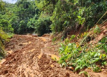 PENDUDUK Orang Asli terputus hubungan selepas jalan masuk ke kampung mereka rosak akibat hujan lebat di Pos Gob, Gua Musang, Kelantan-UTUSAN/ IHSAN PENDUDUK