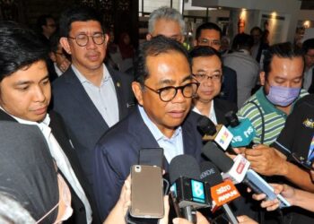 MOHAMED KHALED NORDIN ditemui pemberita selepas mengadakan lawatan ke UTM Skudai, Johor Bahru.