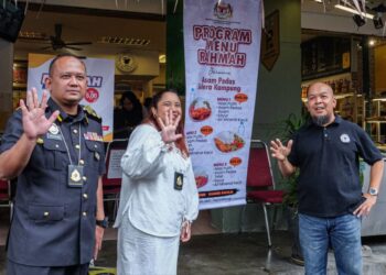 NORENA Jaafar (tengah) bersama Saharudin Mohd. Nor ketika sesi tinjauan Menu Rahmah di Restoran Asam Pedas Selera Kampung di Banda Hilir, Melaka. - UTUSAN/SYAFEEQ AHMAD