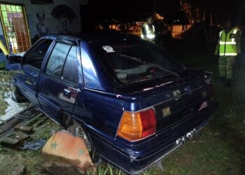 KEADAAN kemalangan membabitkan sebuah kereta yang dipandu mangsa dalam kejadian di Kilometer 1, Jalan Chengkau Ulu, Rembau malam tadi.-GAMBAR/IHSAN POLIS