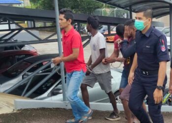 MOHD. Azmil Haidir (kiri) dijatuhkan hukuman penjara lima tahun di Mahkamah Sesyen Kuala Pilah, hari ini atas tuduhan membawa pelbagai senjata berbahaya dalam satu pemeriksaan polis di Bandar Seri Jempol, awal bulan ini. -UTUSAN/NOR AINNA HAMZAH.