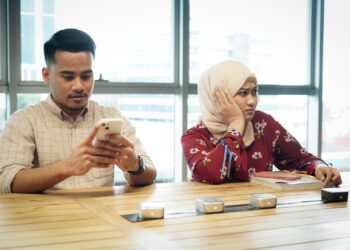 TAWAR hati merupakan petanda jelas bahawa hubungan sedang berada dalam konflik bagi yang sudah
berkahwin atau belum.