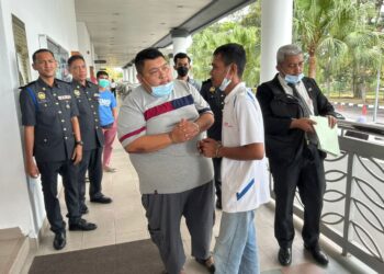 TAN Shu How (kiri) dan Muhammad Korsem Kahong membuat pengakuan bersalah memiliki diesel melebihi kuantiti dibenarkan di Mahkamah Sesyen Alor Setar.