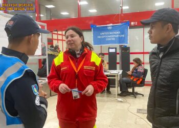 DUA pegawai Smart berbincang dengan petugas PBB di Pusat Berlepas Penerimaan di Lapangan Terbang Antarabangsa Adana, Turkiye. - SMART