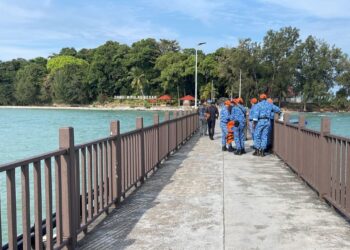 ANGGOTA SAR melakukan operasi untuk mencari seorang anggota Tentera Darat yang dikhuatiri lemas di Pulau Undan, Melaka. -UTUSAN/MUHAMMAD SHAHIZAM TAZALI