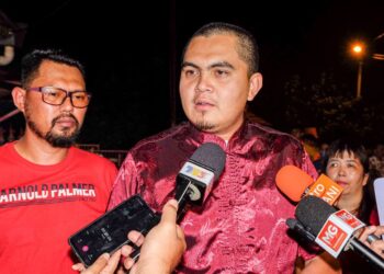 MUHAMAD AKMAL Saleh bercakap kepada pemberita dalam sidang akhbar di Merlimau, Jasin, Melaka. - UTUSAN/SYAFEEQ AHMAD