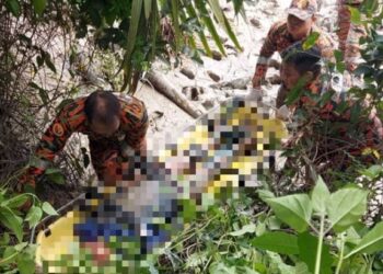 ANGGOTA bomba membawa salah seorang anak kapal tempatan di atas pengusung untuk dibawa ke ambulans bagi mendapatkan pertolongan cemas.