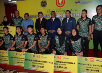 MUHAMMAD Sanusi Md. Nor (belakang, empat kanan) bergambar bersama-sama penerima insentif kemenangan Sukma 2020 di Wisma Darul Aman, Alor Setar.
