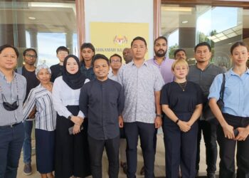 AMIR Hariri Abd Hadi (empat dari kiri) hadir di Mahkamah Majistret Kuala Lumpur berhubung kes perhimpunan isu projek kapal tempur pesisir (LCS). -  UTUSAN/NORLIZAH ABAS