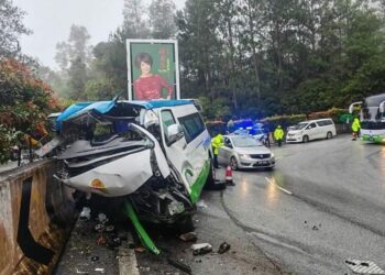 KEMALANGAN melibatkan sebuah van yang terbabas di kilometer 4.8 Jalan Genting Highlands di Bentong, Pahang. - FOTO IHSAN JBPM PAHANG