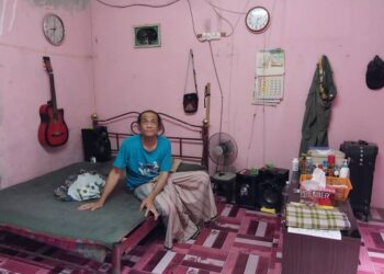 KEADAAN Rosli Jumri di rumahnya di Kampung Kunci Air Mati 4, di Teluk Intan. - UTUSAN/AIN SAFRE BIDIN