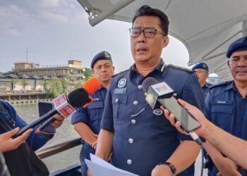 CHRISTOPHER Patit bercakap kepada pemberita dalam sidang akhbar di Terminal Feri ICQS, Melaka. - UTUSAN/MUHAMMAD SHAHIZAM TAZALI