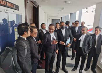 SEBAHAGIAN peguam yang mewakili responden termasuk Datuk Seri Takiyuddin  Hassan (tiga dari kanan) yang ditemui pemberita selepas selesai prosiding mahkamah di Mahkamah Tinggi Kota Bharu, Kelantan hari ini-UTUSAN/ROSALWANI CHE SOH