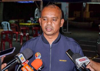 ISKANDAR Ishak bercakap kepada pemberita dalam sidang akhbar di pusat SAR di Pengkalan Pernu, Jasin, Melaka. - SYAFEEQ AHMAD