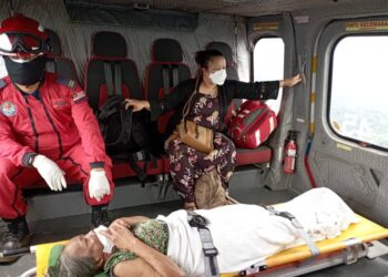 AMEK Kutid menaiki helikopter Unit Udara JBPM untuk dibawa ke Hospital Gua Musang, Kelantan, semalam.-UTUSAN/ IHSAN JBPM