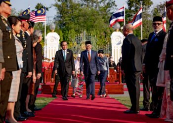 ANWAR Ibrahim mengadakan pertemuan bersama Prayuth Chan-o-cha dalam lawatan rasminya ke Thailand di Bangkok.