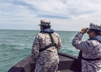 ANGGOTA SAR sedang melakukan operasi mengesan seorang anggota Tentera Darat yang dikhuatiri lemas ketika latihan menyelam di perairan Pulau Undan, Melaka.