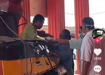 TANGKAP layar video seorang pemandu lori yang memandu kenderaannya ke hospital dalam keadaan remuk setelah kelindannya tersepit di Hospital Jitra, Kung Pasu.