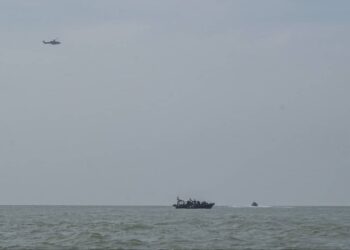 ANGGOTA SAR sedang melakukan operasi mengesan seorang anggota Tentera Darat yang dikhuatiri lemas ketika latihan menyelam di perairan Pulau Undan, Melaka.
