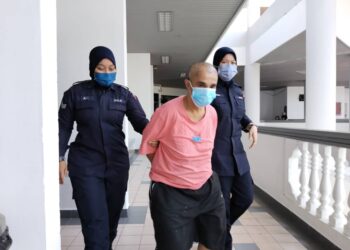 TERTUDUH dibawa keluar selepas dijatuhi hukuman penjara 30 bulan oleh Mahkamah Majistret, Ayer Keroh, Melaka. - UTUSAN/MUHAMMAD SHAHIZAM TAZALI