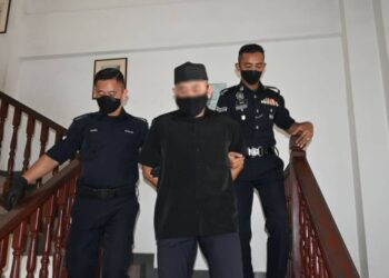 TERTUDUH dihadapkan ke Mahkamah Sesyen, Ayer Keroh, Melaka atas pertuduhan merogol dan melakukan amang seksual terhadap anak saudaranya. - UTUSAN/MUHAMMAD SHAHIZAM TAZALI
