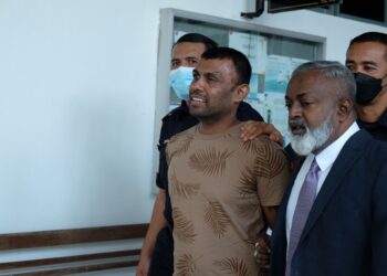 TERTUDUH dihukum penjara 10 tahun dan satu sebatan oleh Mahkamah Sesyen, Ayer Keroh, Melaka atas kesalahan memiliki sebutir bom dan senjata tajam. - UTUSAN/MUHAMMAD SHAHIZAM TAZALI