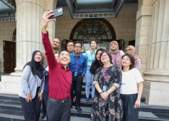 Mohamad Maliki Osman (depan) bergambar dengan peserta Program Lawatan Wartawan Malaysia Kali Ke-15 di republik itu baru-baru ini.
