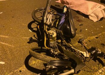 MANGSA meninggal dunia di lokasi kejadian di  Jalan Pegoh Dalam, Alor Gajah, Melaka akibat kecederaan parah pada bahagian dada.