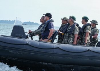 ADLY ZAHARI meninjau pergerakan operasi mencari dan menyelamat (SAR) di pengkalan carilamat (PHC) di Pulau Besar, Melaka. - UTUSAN/SYAFEEQ AHMAD