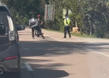 TANGKAP layar yang menunjukkan anggota polis telah dirempuh seorang PATI warganegara Thailand semasa cuba melarikan diri sebaik sahaja tiba di sekatan jalan raya (SJR) di Jalan Pasir Mas-Rantau Panjang dekat Taman Tengku Anis, Pasir Mas, Kelantan semalam.-UTUSAN