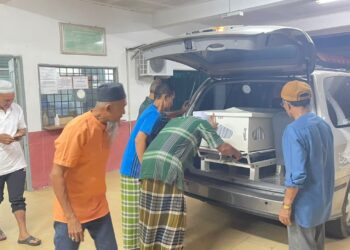 Jenazah mangsa siap sedia untuk dibawa pulang ke rumah keluarganya sebelum di kebumikan di Kampung Telaga Papan, Pasir Puteh, Kelantan, malam ini.-UTUSAN/TOREK SULONG