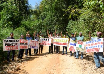 PENDUDUK dan wakil NGO mendesak penubuhan RCI atau tribunal siasatan khas bagi menyiasat kegiatan kecurian REE ketika sidang akhbar di laluan masuk ke tapak kecurian di Bukit Enggang, Sik. -UTUSAN/MOHD. RAFIE AZIMI