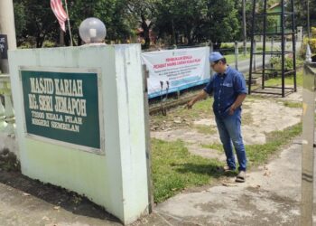 SHARIZA Sharif menunjukkan lokasi bungkusan mengandungi mayat bayi perempuan yang ditemui di pekarangan Masjid Kariah Sri Jemapoh, Kuala Pilah, semalam.- UTUSAN/NOR AINNA HAMZAH.