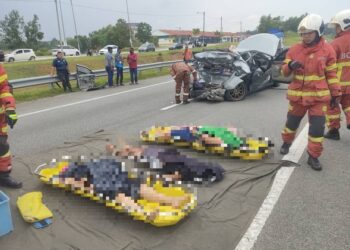 ANGGOTA bomba mengeluarkan mayat tiga individu dari sebuah kereta dalam kemalangan di Kilometer 20.8 Lebuhraya Seremban-Port Dickson (SPDH) menghala ke Port Dickson petang tadi.-GAMBAR/IHSAN BOMBA.