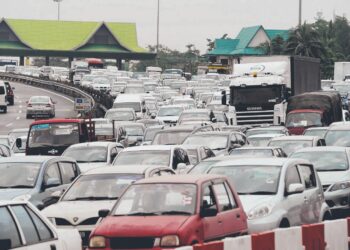 PENAMBAHAN jumlah pengguna jalan raya turut menyebabkan lebuh raya semakin sesak.