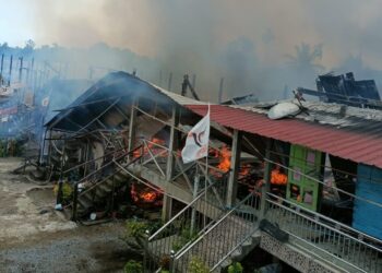 SEBANYAK 16 buah pintu daripada 34 pintu Rumah Panjang Dangat  itu hangus terbakar.