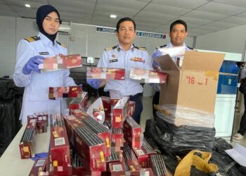 SYED Nur Adli Syed Ab. Rahman (tengah) menunjukkan sebahagian rokok putih yang dirampas pihaknya semasa sidang media di Pejabat Maritim Malaysia di Tok Bali, Pasir Puteh, Kelantan, hari ini. UTUSAN/TOREK SULONG