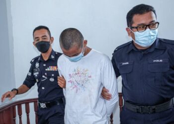 TERTUDUH diiring keluar anggota polis selepas mengaku tidak bersalah di Mahkamah Sesyen, Ayer Keroh, Melaka atas pertuduhan melakukan amang seksual fizikal dan merogol remaja bawah umur, bulan lalu. - UTUSAN/SYAFEEQ AHMAD