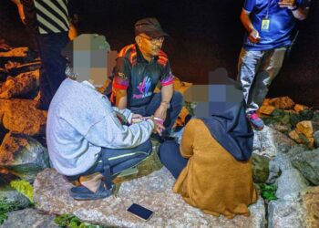CHE SUKRI Che Mat menyoal siasat pasangan yang ditangkap berkhalwat di Pantai Siring, Jasin, Melaka. - UTUSAN/SYAFEEQ AHMAD