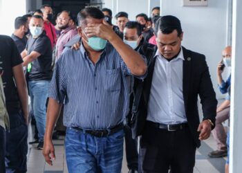 TERTUDUH mengaku tidak bersalah di Mahkamah Sesyen, Ayer Keroh, Melaka atas pertuduhan menerima suapan berjumlah RM101,625 daripada 10 syarikat pengangkutan sejak 2016. - UTUSAN/SYAFEEQ AHMAD