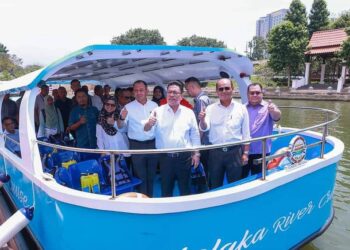 SULAIMAN Md. Ali melakukan lawatan kerja di Perbadanan Sungai dan Pantai Melaka (PPSPM) di Taman Rempah, Melaka. - UTUSAN/AMRAN MULUP