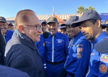 ANWAR Iabrahim bertemu dengan pasukan SMART yang menjalankan laporan harian Misi Bantuan Kemanusiaan dan Bencana (HADR) Turkiye. - IHSAN TWITTER SHAMSUL ISKANDAR