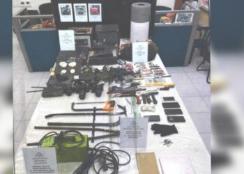 PELBAGAI barangan dirampas daripada suspek yang aktif melakukan samun sekitar Mantin, Seremban dalam Op Tajam Mantin yang dilancarkan.-GAMBAR/IHSAN POLIS.