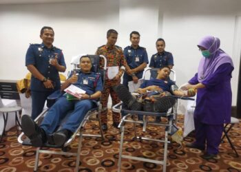 MOHD. Zaki Ismail (kanan) turut menderma darah dalam program derma darah di Kota Bharu, Kelantan hari ini.UTUSAN/ROSALWANI CHE SOH
