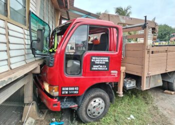 SEBUAH lori tiga tan merempuh sebuah rumah di Kampung Padang Kerbau, Durian Tunggal, Alor Gajah, Melaka. - UTUSAN/MUHAMMAD SHAHIZAM TAZALI