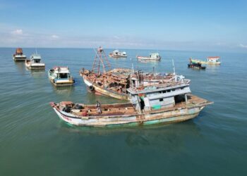 PROSES menengelamkan bot nelayan asing Vietnam di perairan Kuala Besar, Kota Bharu, Kelantan, semalam-IHSAN MARITIM MALAYSIA KELANTAN