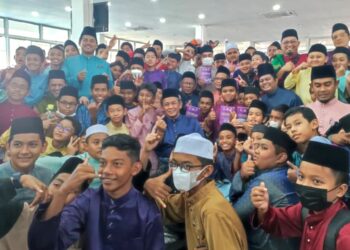 AMINUDDIN Harun (tengah) bergambar bersama murid-murid yang menyertai Majlis Perasmian Penutup Khatam Al-Quran Perdana Sekolah-sekolah Kementerian Pendidikan Peringkat Negeri Sembilan Tahun 2023 di Masjid Dato' Klana Petra Mohd Yusof, Sikamat, Seremban hari ini.